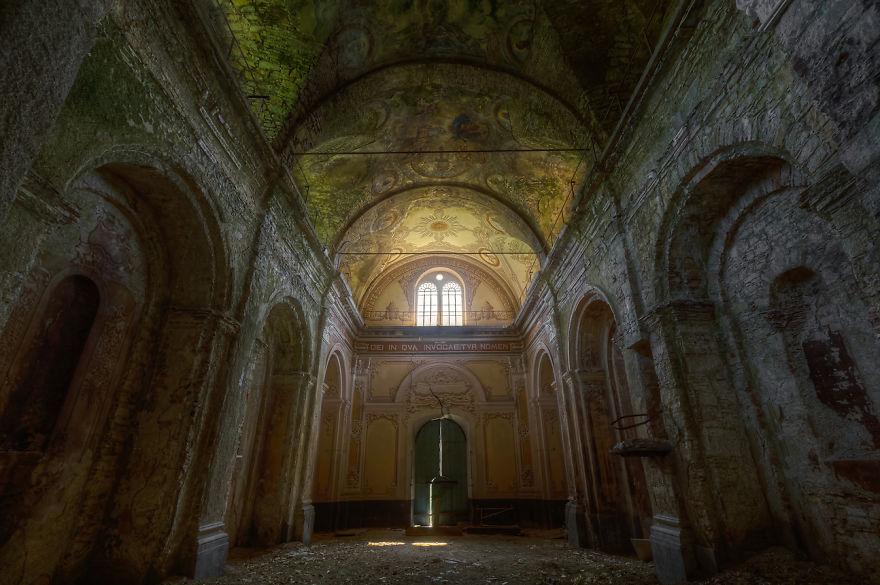 Inside Chiesa di San Ruffino di Cerendero in Canarie, Italy, photographed in 2015. (Courtesy of <a href="https://romanrobroek.nl/">Roman Robroek Photography</a> and <a href="https://www.instagram.com/romanrobroek/">@romanrobroek</a>)