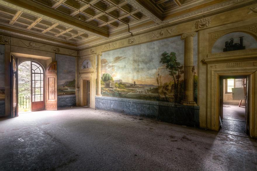 An abandoned villa close to Florence, Italy, photographed in 2015. (Courtesy of <a href="https://romanrobroek.nl/">Roman Robroek Photography</a> and <a href="https://www.instagram.com/romanrobroek/">@romanrobroek</a>)