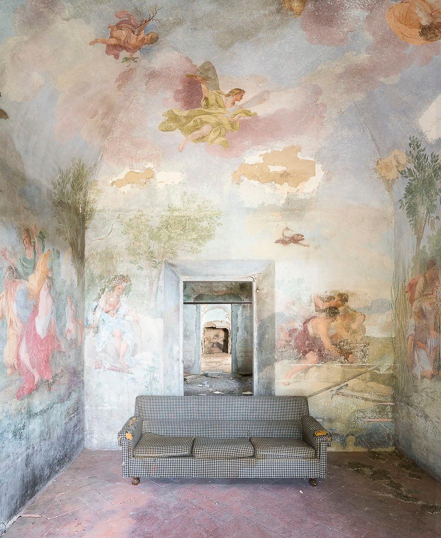 An abandoned, crumbling villa in Capraia, Italy, photographed in 2017. (Courtesy of <a href="https://romanrobroek.nl/">Roman Robroek Photography</a> and <a href="https://www.instagram.com/romanrobroek/">@romanrobroek</a>)