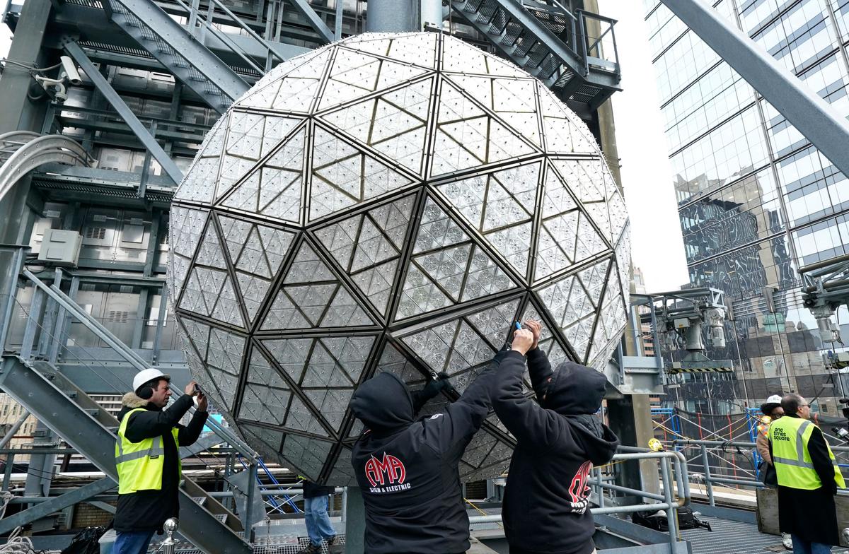 ‘Gift of Love’ Waterford Crystals Placed on Times Square New Year’s Eve Ball