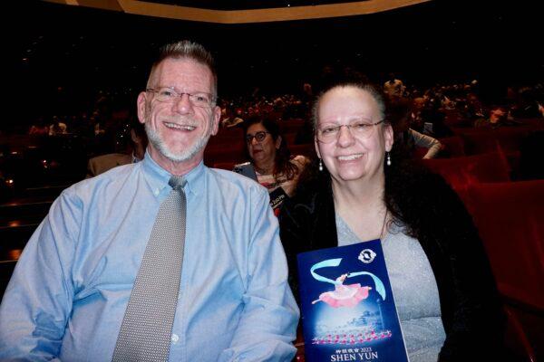 Bob and Julie Fewell at the Shen Yun Performing Arts performance at Jones Hall for the Performing Arts on Dec. 28, 2022. (Sonia Wu/The Epoch Times)