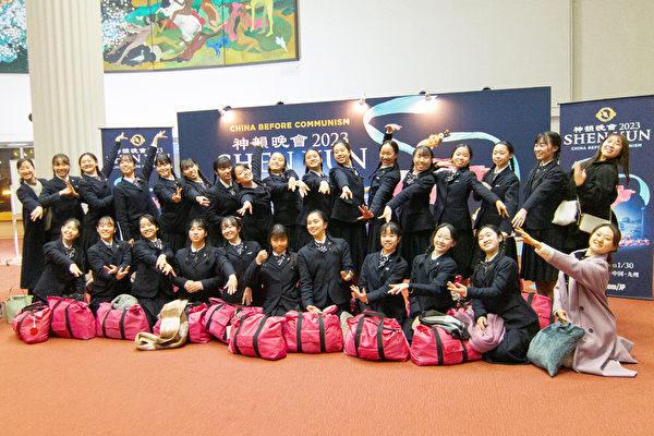 Most of Ms. Araki Maasa’s rhythmic gymnastics students attend Shen Yun Performing Arts at the Fukuoka Sunpalace Hotel & Hall, Japan on Dec. 29, 2022. (Zhang Ying/The Epoch Times)