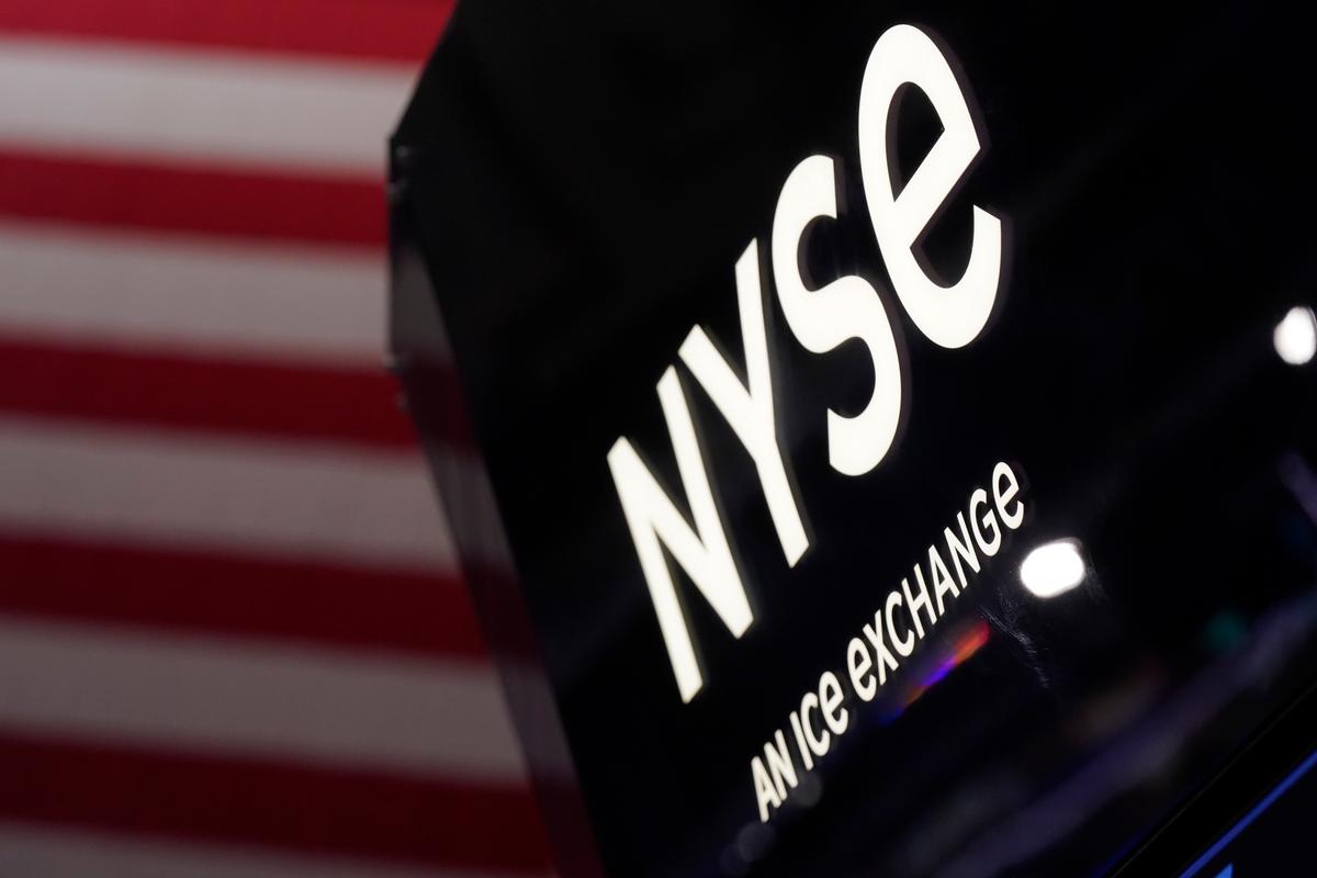 Wall Street Sinks as Early Rally Fizzles Amid Higher Yields