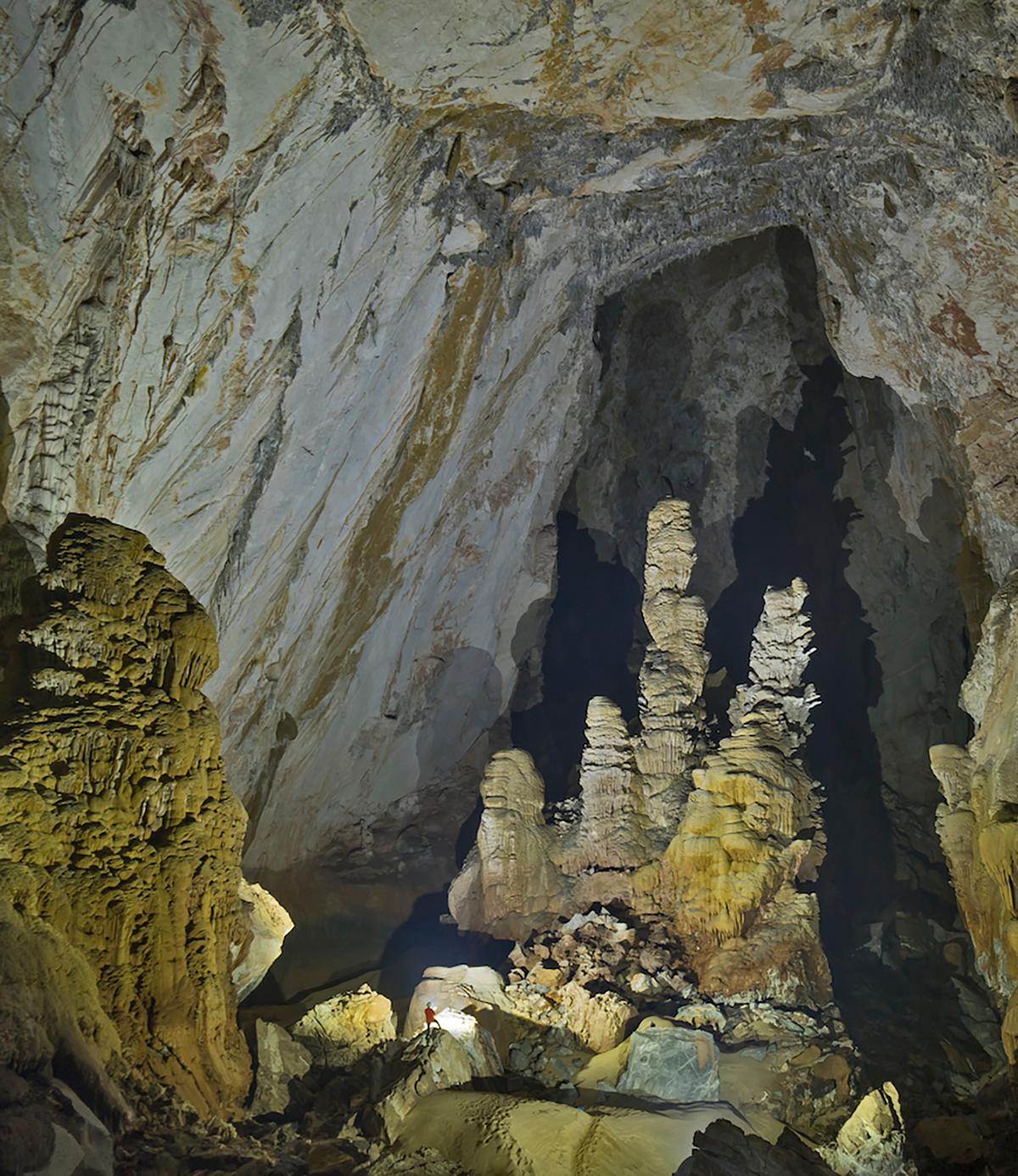 Giant stalagmites inside Son Doong cave. (<a href="https://commons.wikimedia.org/wiki/File:Son_Doong_Cave_DB_(1).jpg">Dave Bunnell</a>/CC BY-SA 4.0)