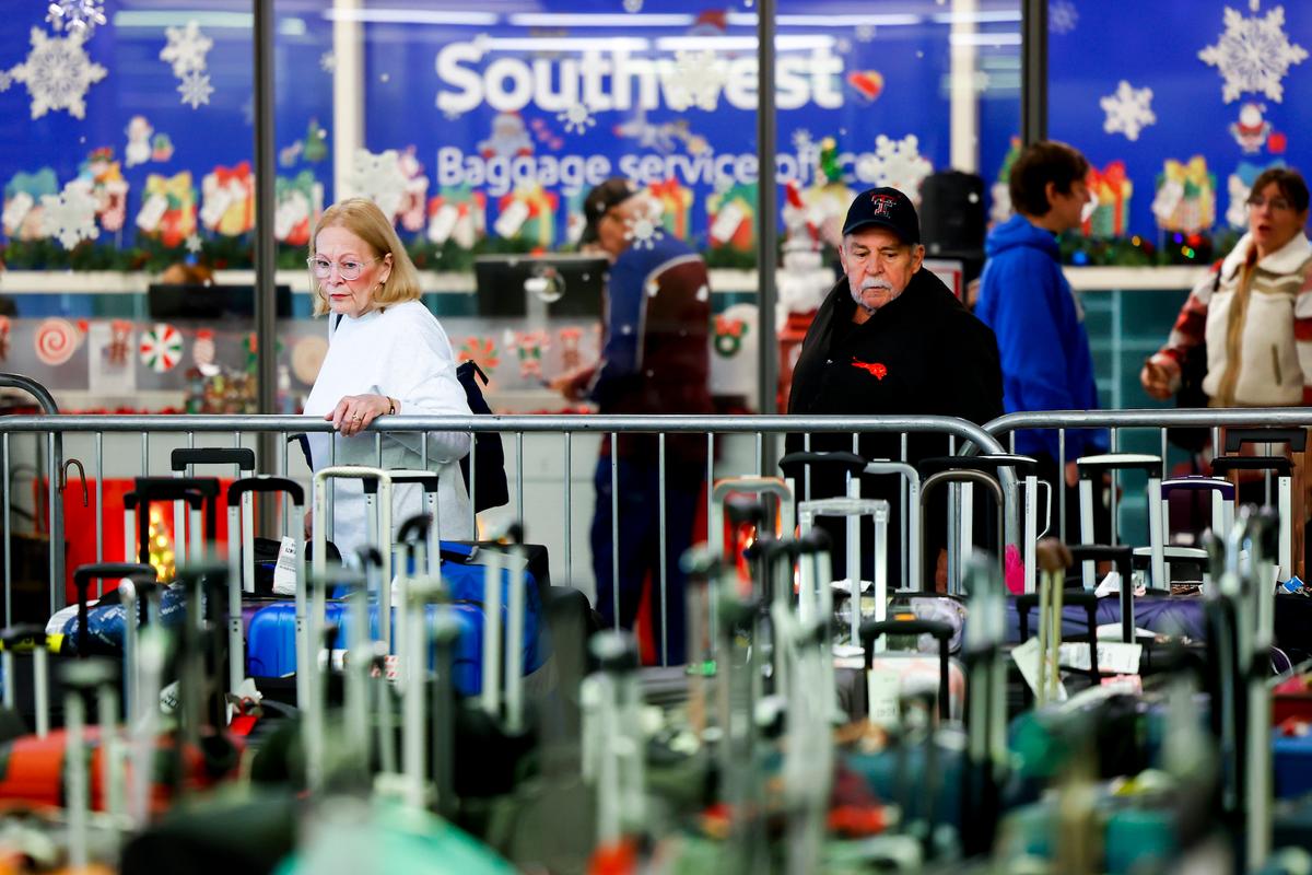 Travelers search for their suitcases in a baggage holding area for Southwest Airlines at Denver International Airport in Colorado,  on Dec. 28, 2022. (Michael Ciaglo/Getty Images)
