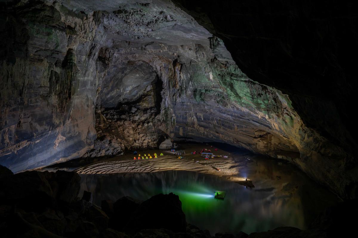 Visitors make camp within the enormous cave. (kid315/Shutterstock)