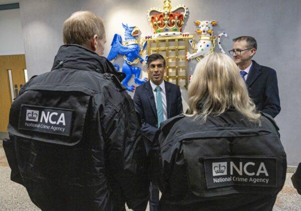 Prime Minister Rishi Sunak is pictured talking to two unidentified National Crime Agency officers during a visit to the agency's London headquarters on Dec. 13, 2022. (PA)