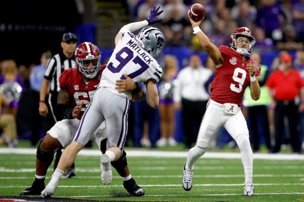 Bryce Young (9) of the Alabama Crimson Tide throws a touchdown pass during the fourth quarter of the Allstate Sugar Bowl against the Kansas State Wildcats at Caesars Superdome in New Orleans on Dec. 31, 2022. (Sean Gardner/Getty Images)