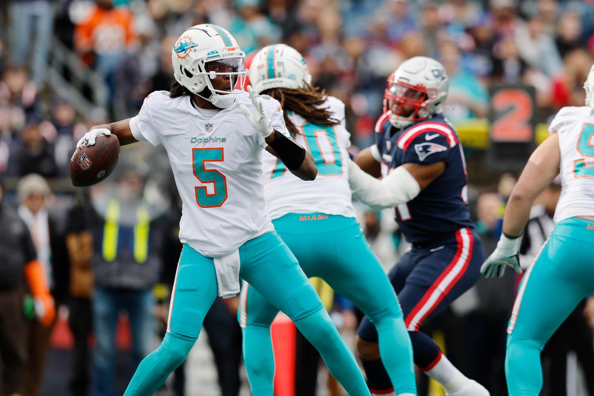 Miami Quarterback Bridgewater Leaves With Finger Injury vs. Patriots