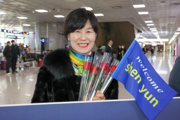 Lee Sang-cheon, a former director of Busan Daecheonri Elementary School, waits for Shen Yun artists at Gimhae International Airport in Busan, South Korea on Jan. 31. (Kim Guk-hwan/The Epoch Times)