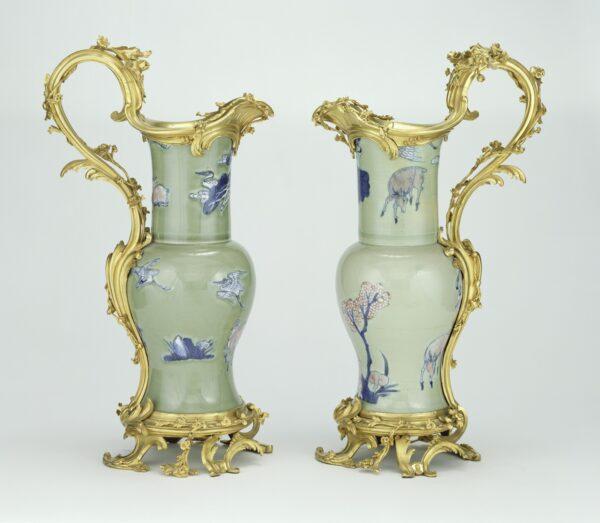 A pair of ewers of Chinese porcelain (porcelain made 1662–1722), from the Kangxi era, with French gilt-bronze mounts (mountings made 1745–49). J. Paul Getty Museum. (Public Domain)
