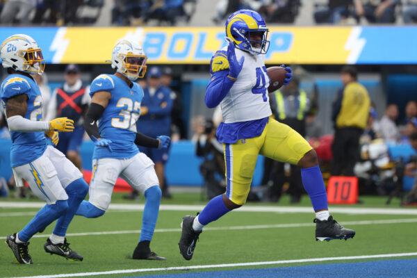 Malcolm Brown (41) of the Los Angeles Rams runs the ball for a touchdown during the first half in the game against the Los Angeles Chargers at SoFi Stadium in Inglewood, Calif., on Jan. 1, 2023. (Katelyn Mulcahy/Getty Images)