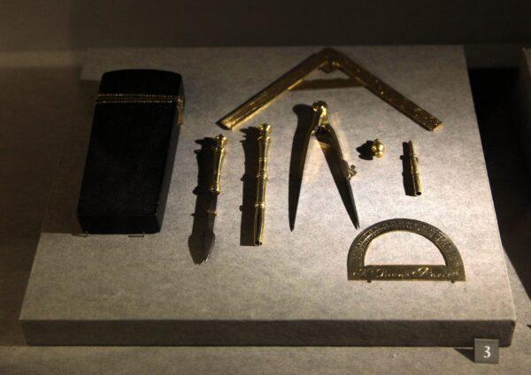 Instruments with a leather case, manufactured at the Bion workshop in France, which were copied by the Qing Imperial Workshops. Louvre Museum. (<span class="mw-mmv-source-author"><span class="mw-mmv-author"><a title="User:Rama" href="https://commons.wikimedia.org/wiki/User:Rama">Rama</a></span></span>/<span class="mw-mmv-source-author"><span class="mw-mmv-author"><a class="mw-mmv-license" href="https://creativecommons.org/licenses/by-sa/3.0/fr/deed.en" target="_blank" rel="noopener">CC BY-SA 3.0 fr</a></span></span>)