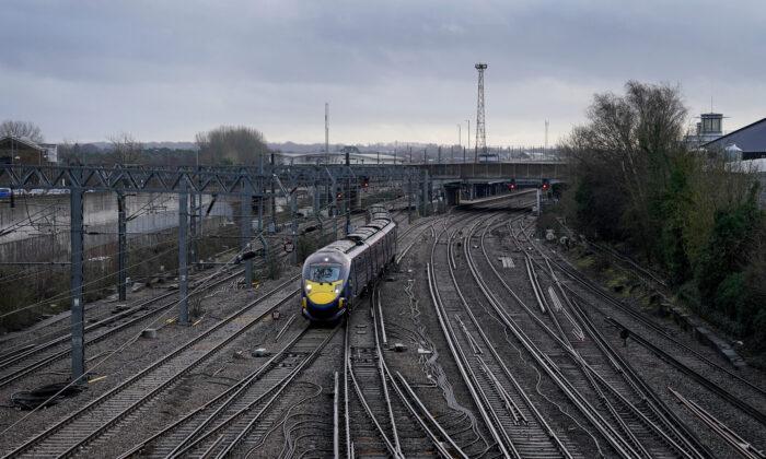 UK Government and Rail Union Blame Each Other as Passengers Hit by Another Train Strike