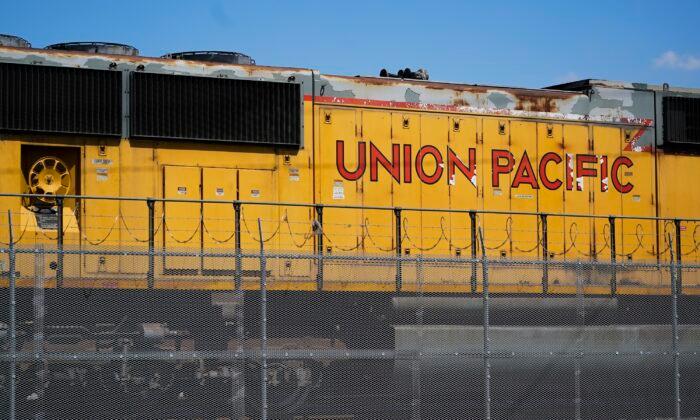 Union Pacific 4Q Profit Slips 4 Percent on Weather, Hiring Problems