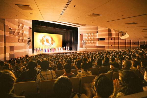 Shen Yun Performing Arts World Company's curtain call at the Hiroshima Bunka Gakuen HBG Hall in Hiroshima, Japan, on Jan. 3, 2023. (Annie Gong/The Epoch Times)