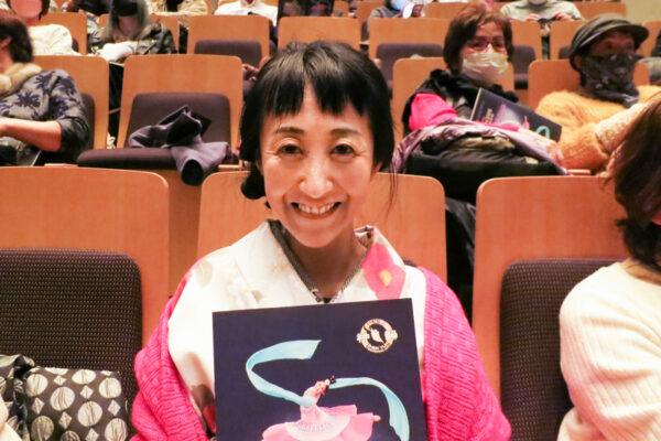 Kawamoto Makiko, a Japanese dancer, enjoyed Shen Yun Performing Arts at the Hiroshima Bunka Gakuen HBG Hall in Hiroshima, Japan, on the afternoon of Jan. 3, 2023. (Terada Ryohei/The Epoch Times)