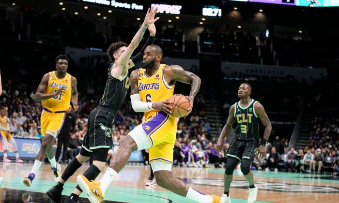 James Pours in 43 as Lakers Hold Off Hornets, 121–115