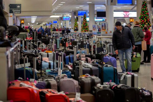  Stranded travelers search for their luggage at the Southwest Airlines Baggage Claim at Midway Airport. in Chicago, Illinois, on Dec. 27, 2022. (Jim Vondruska/Getty Images)