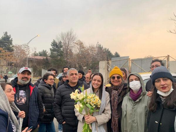 Iranian prominent actress Taraneh Alidoosti (C), holds bunches of flowers as she poses for a photo among her friends after being released from Evin Prison in Tehran, Iran, on Jan. 4, 2023. (Gisoo Faghfouri, Sharghdaily, via AP)