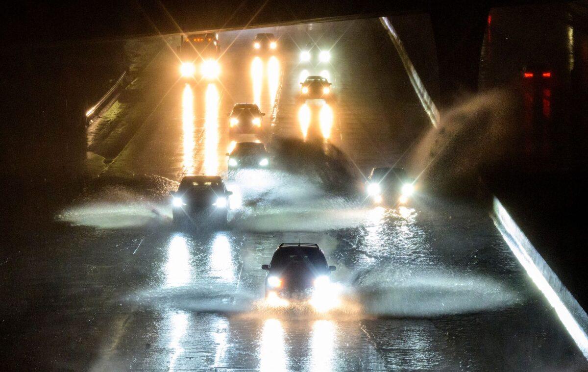Drivers barrel into standing water on Interstate 101 in San Francisco, Calif., on Jan. 4, 2023. (Josh Edelson/AFP/Getty Images)