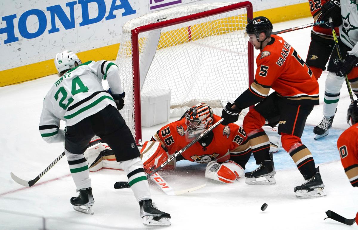 Gibson Stops 35 Shots, Ducks Blank Stars 2–0