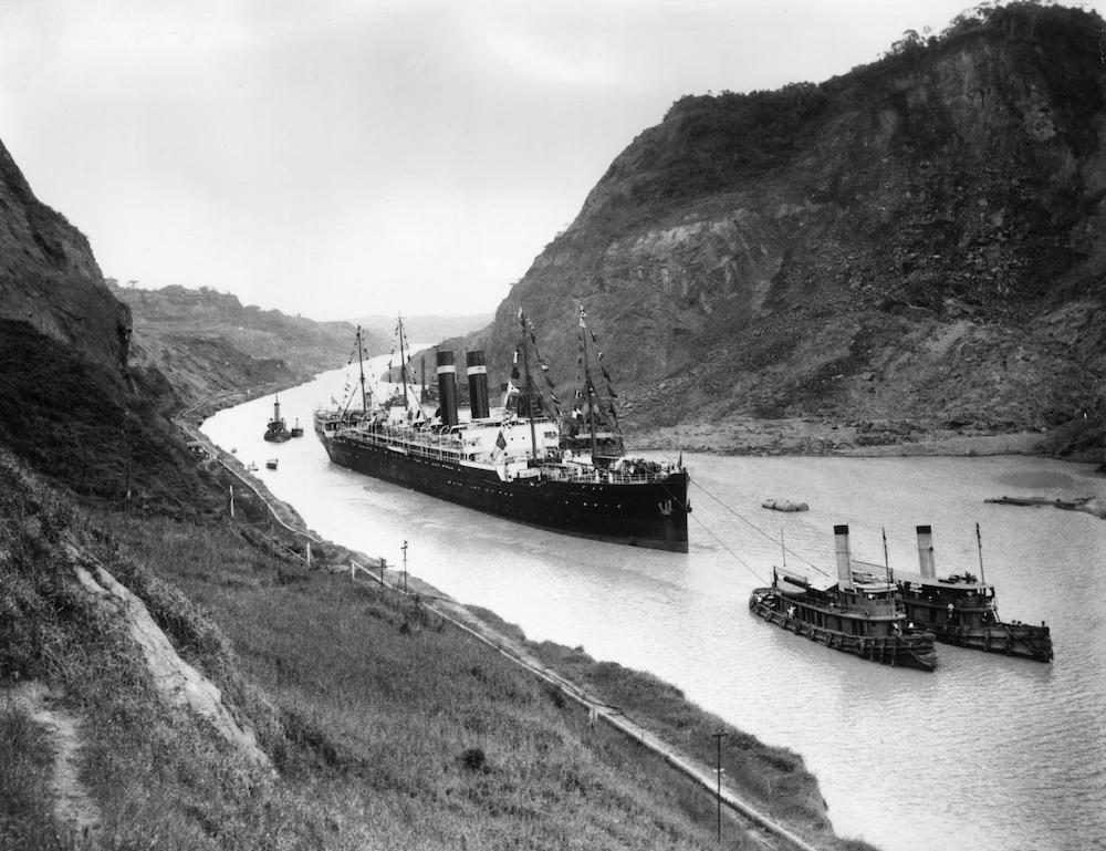 A pair of tugboats pull the "SS Kroonland" through the Cucaracha slide, heading south along Culebra Cut on the Panama Canal, on Feb. 2, 1915. (Hulton Archive/Getty Images)