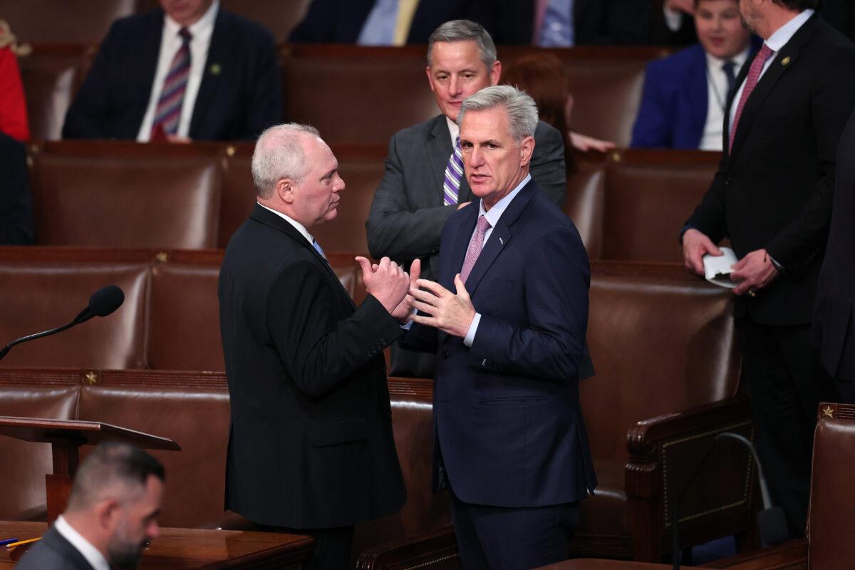 U.S. House Republican leaders Steve Scalise (R-La.) (L) and Kevin McCarthy (R-Calif.) talk in the House Chamber during the fourth day of elections for Speaker of the House at the U.S. Capitol Building in Washington on Jan. 6, 2023. (Win McNamee/Getty Images)