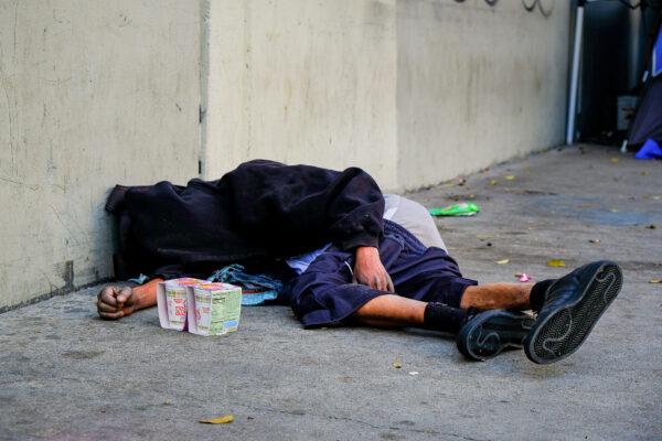A homeless man sleeps on the streets of Los Angeles California in December of 2018. (John Fredricks/The Epoch Times)
