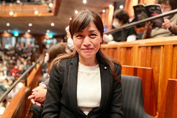 Ms. Niwa Naoko, Wakayama City Councilor, attends Shen Yun Performing Arts at the Hyogo Performing Arts Center in Nishinomiya, Japan, on the evening of Jan. 8, 2023. (Wang Wenliang/The Epoch Times)