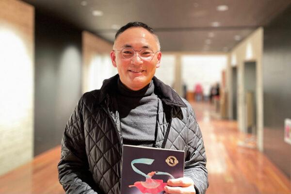 Mr. Noda Hiroshi, director of the business support department at Wakayama Chamber of Commerce and Industry, attends Shen Yun Performing Arts at the Hyogo Performing Arts Center in Nishinomiya, Japan, on the evening of Jan. 8, 2023. (Niu Bin/The Epoch Times)
