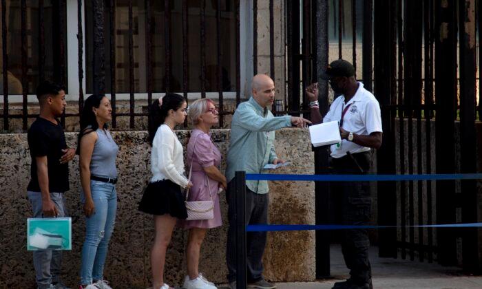 Facing Migration Flood, US Resumes Visa Services at Cuba Embassy