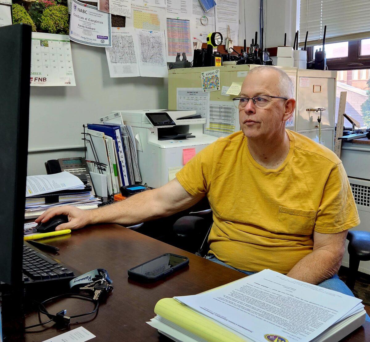 Randy Hubbard, emergency management coordinator for Washington, Kansas, monitors his computer on Jan. 5, 2023. (Allan Stein/The Epoch Times)