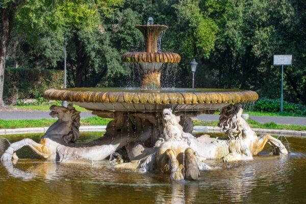 Fountains grace many areas of the park with classical decorations and carvings in stucco. Mythological gods and sea creatures adorn the water features. As seen here at the center of four tree-lined avenues is the seahorse fountain. With bodies shaped like fish, the seahorses hold the fountain on their heads. (Irisphoto1/Shutterstock)