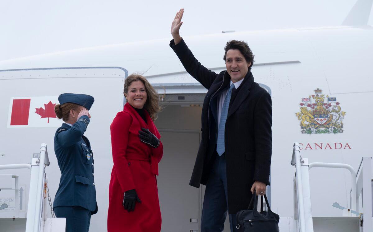 Prime Minister Justin Trudeau and Sophie Trudeau board a government plane on Jan. 9, 2023, in Ottawa. (Adrian Wyld/The Canadian Press)