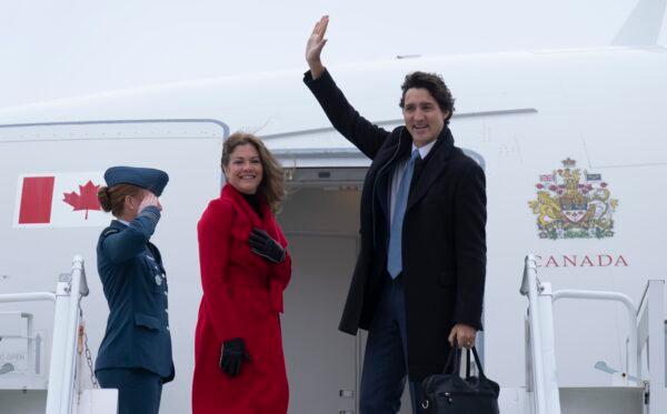 Prime Minister Justin Trudeau and Sophie Trudeau board a government plane in Ottawa on Jan. 9, 2023. (Adrian Wyld/The Canadian Press)
