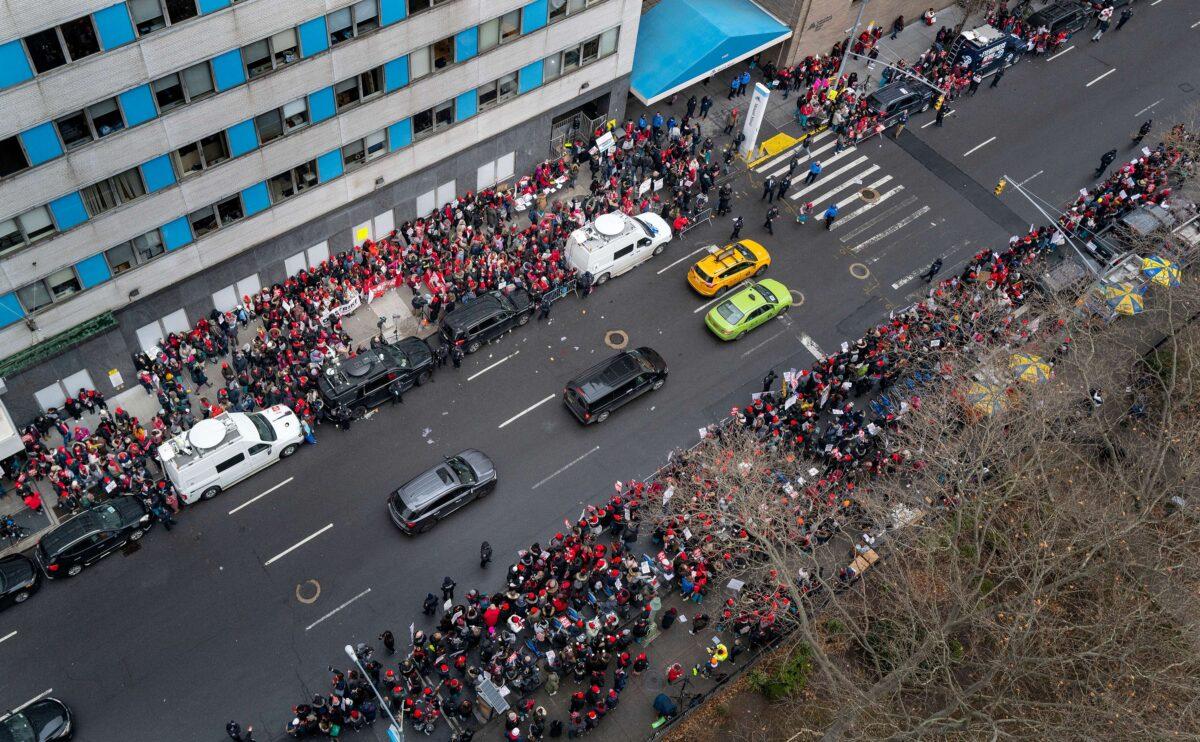Nurses stage a strike in front of Mt. Sinai Hospital in the Manhattan borough of New York on Jan. 9, 2023. (Craig Ruttle/AP Photo)