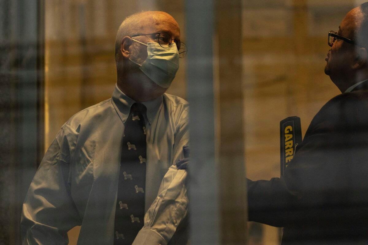 Robert Hadden waits in line at the federal court in New York on Jan. 9, 2023. (Yuki Iwamura/AP Photo)