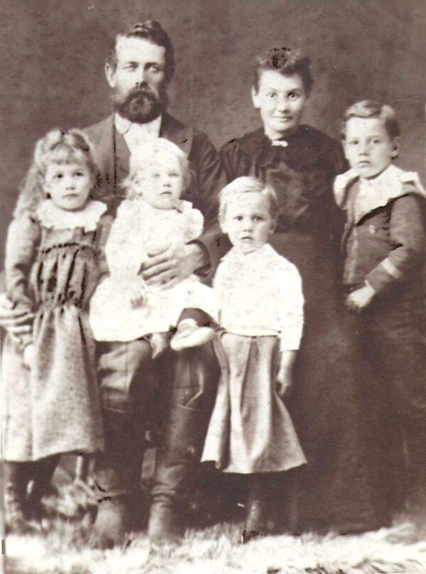 Family portrait of Wiley and Sarah Haines with their children, (L to R) Mary, Wiley Jr., Rhalls, and John, in 1900. (Courtesy of J.D. Haines)