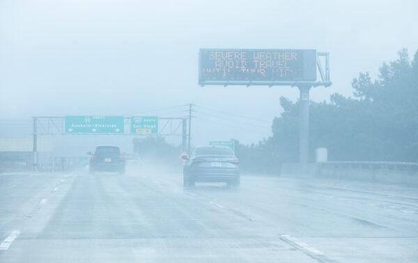 A downpour of rain hits the 55 Freeway in Costa Mesa, Calif., on Jan. 5, 2023. (John Fredricks/The Epoch Times)