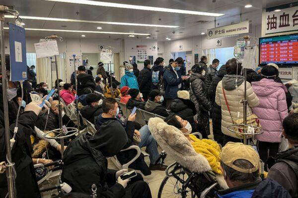 patients on wheelchairs and people in the emergency department of a hospital in Beijing on January 3, 2023. (JADE GAO/AFP via Getty Images)