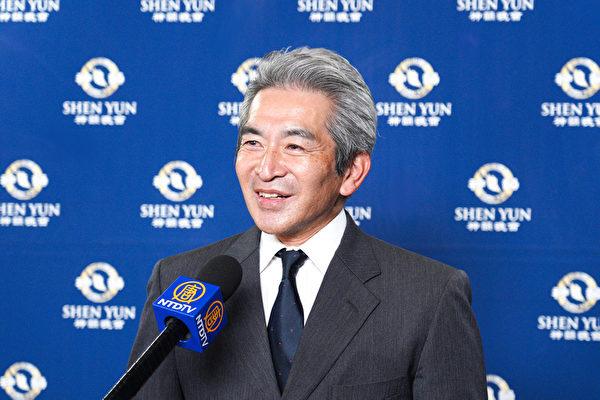 Mr. Harano Akira, president of an acupuncture and moxibustion clinic, attends Shen Yun Performing Arts at the Hyogo Performing Arts Center in Nishinomiya, Japan, on the evening of Jan. 9, 2023. (Annie Gong/The Epoch Times)