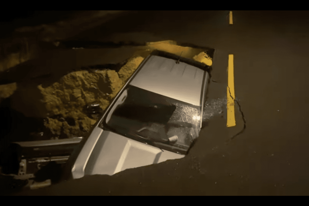 Firefighters Rescue Woman And Girl From Chatsworth Sinkhole