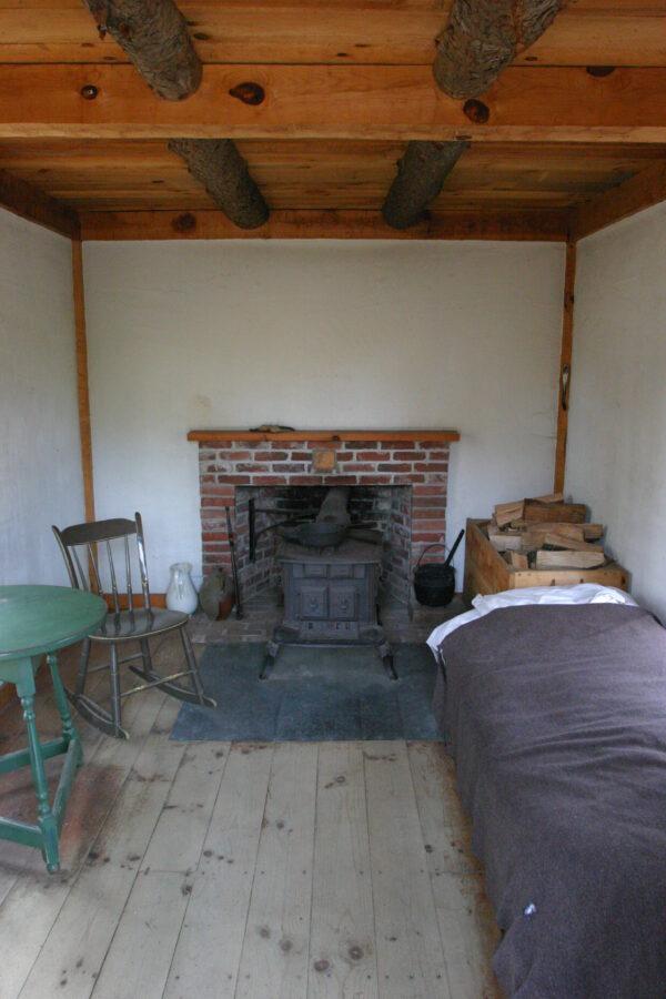 Interior of the replica of Thoreau’s cabin at Walden Pond. (Tom Stohlman (CC BY 2.0, CreativeCommons.org/ licenses/by/2.0))