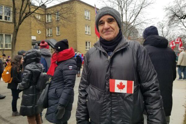 Tom Begeja attends a protest calling for the College of Psychologists to withdraw its censure of psychologist Jordan Peterson’s public commentary, near the college’s office in Toronto on Jan. 11, 2023. (Tara MacIsaac/The Epoch Times)