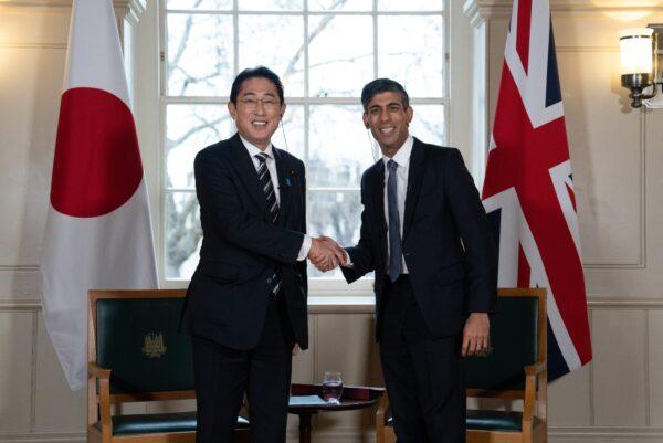 UK Prime Minister Rishi Sunak and Japanese Prime Minister Fumio Kishida shake hands at the start of a bilateral meeting at the Tower of London on Jan. 11, 2023. (Carl Court/Getty Images)