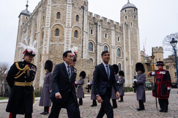 Britain's Prime Minister Rishi Sunak and Japan's Prime Minister Fumio Kishida arrive at the Tower of London on Jan. 11, 2023. (Carl Court/Getty Images)