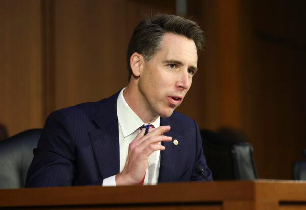 Sen. Josh Hawley (R-Mo.) questions Peiter “Mudge” Zatko, former head of security at Twitter, during a Senate Judiciary Committee hearing on data security at Twitter, on Capitol Hill on Sept. 13, 2022. (Kevin Dietsch/Getty Images)