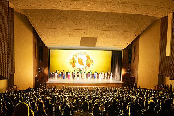 Shen Yun Performing Arts International Company's curtain call at the Amarillo Civic Center, Texas, on Jan.10, 2023. (Marina Fatima/The Epoch Times)