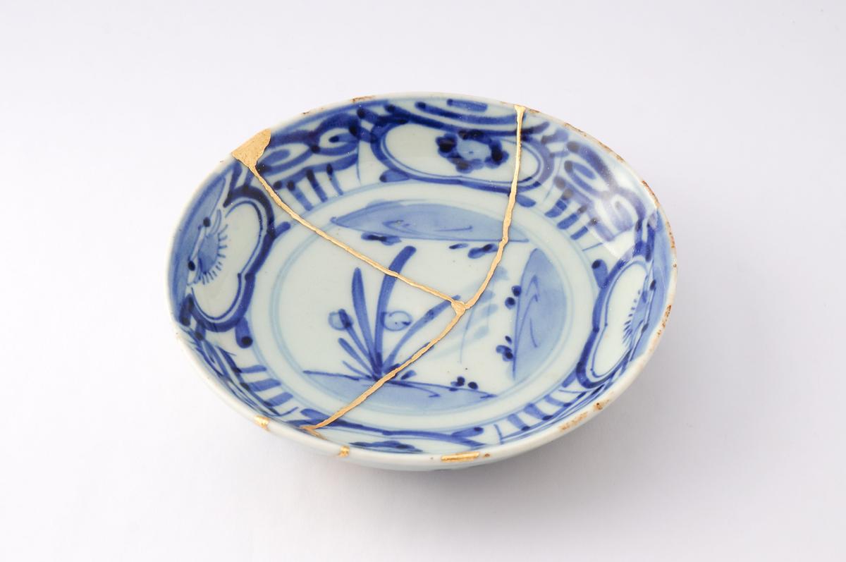 Kintsugi applied to a china plate. (Marco Montalti/Shutterstock)